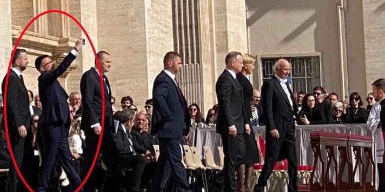 Szymon Hołownia na pogrzebie Papieża Franciszka