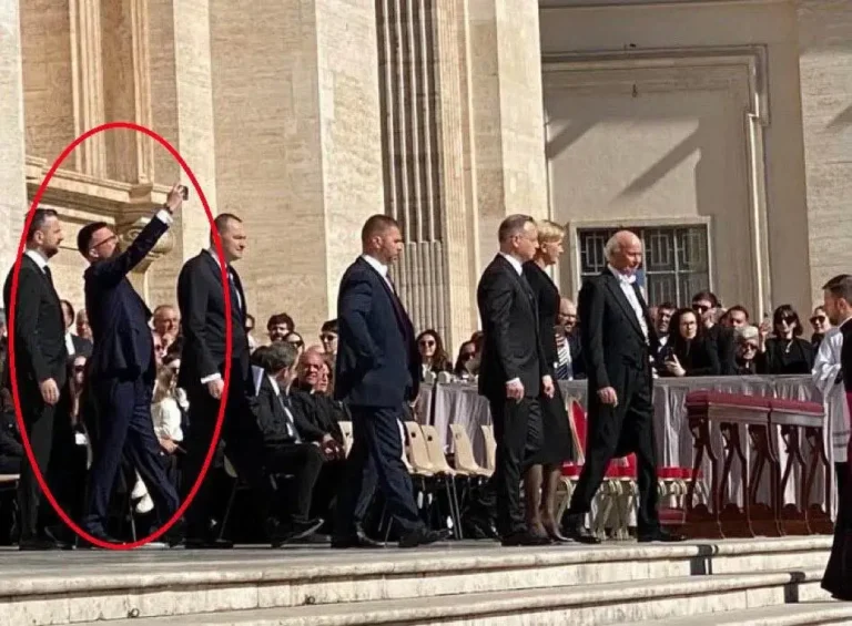 Szymon Hołownia na pogrzebie Papieża Franciszka