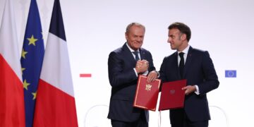 Donald Tusk i Macron traktat