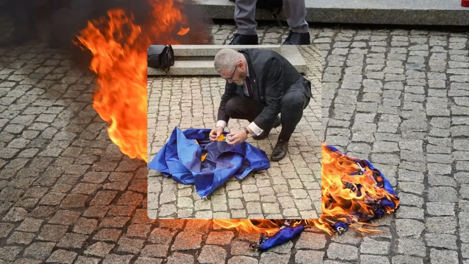 Grzegorz Braun Pali Flagę