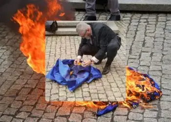 Grzegorz Braun Pali Flagę
