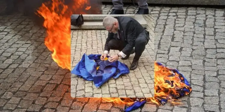 Grzegorz Braun Pali Flagę