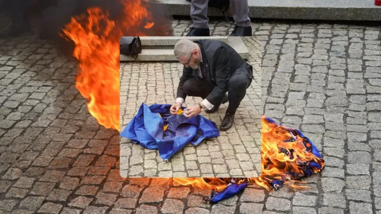 Grzegorz Braun Pali Flagę