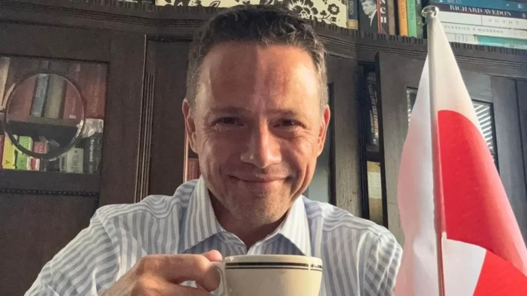Rafał Trzaskowski pije kawę z Flagą Polski