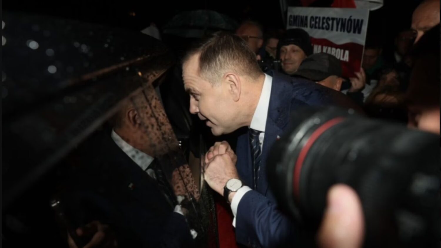 Ludzki moment w polityce: Krzysztof Stanowski i Karol Nawrocki po debacie prezydenckiej Karol Nawrocki przy samochodzie Krzysztofa Stanowskiego