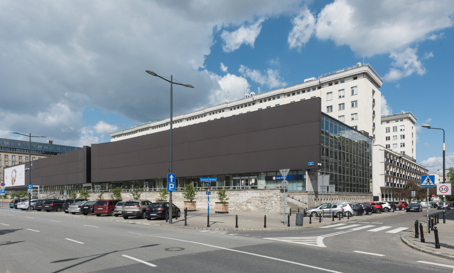 Narodowy Bank Polski widok od placu Powstańców Warszawy 2020