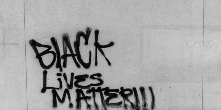 Sandra mówi nie rasizmowi – kontrowersyjny apel przy produkcji swoich filmów