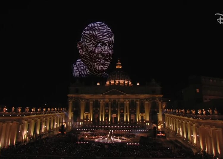 Wielki pokaz dronów rozświetlił niebo nad Watykanem podczas koncertu gwiazd