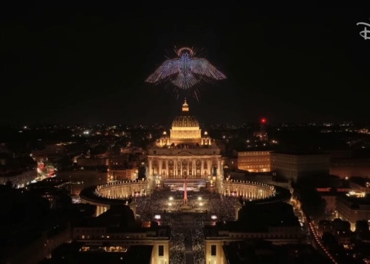 Wielki pokaz dronów rozświetlił niebo nad Watykanem podczas koncertu gwiazd