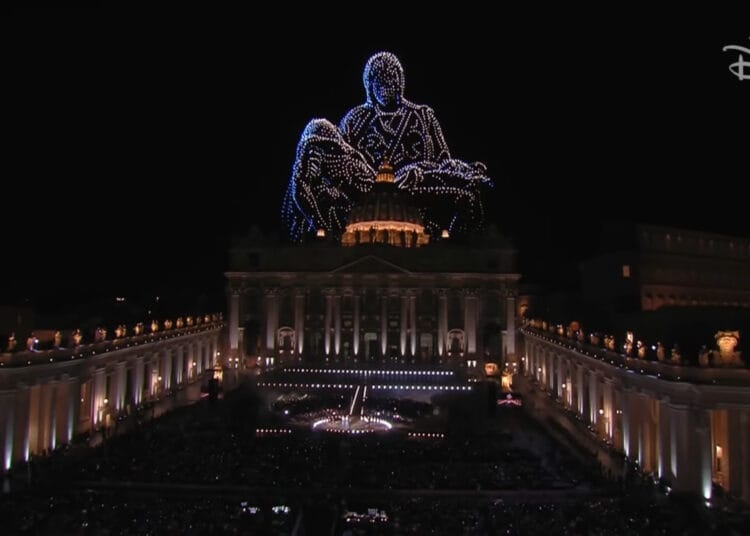 Wielki pokaz dronów rozświetlił niebo nad Watykanem podczas koncertu gwiazd