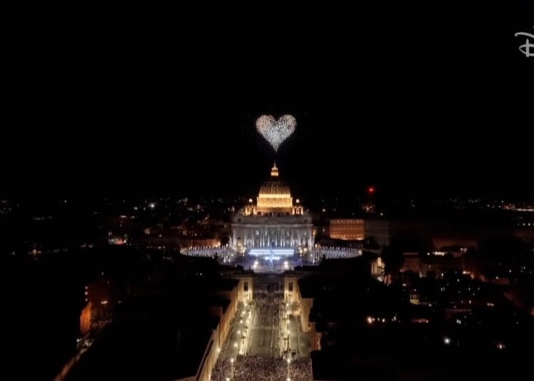 Wielki pokaz dronów rozświetlił niebo nad Watykanem podczas koncertu gwiazd