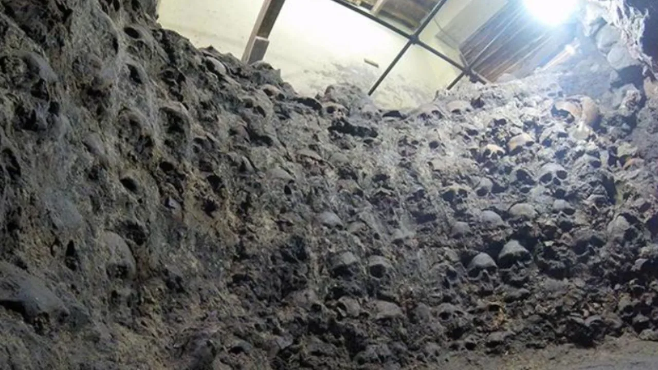 Wieża z ludzkich czaszek w Meksyku