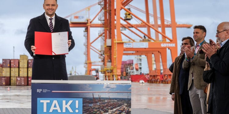 002_b_Prezydent_Karol_Nawrocki_wizyta_Gdynia_20251017_MWB12650