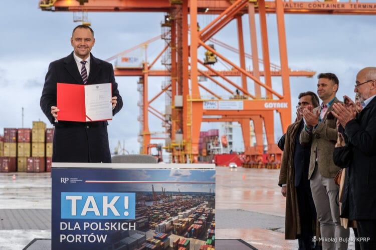 002_b_Prezydent_Karol_Nawrocki_wizyta_Gdynia_20251017_MWB12650