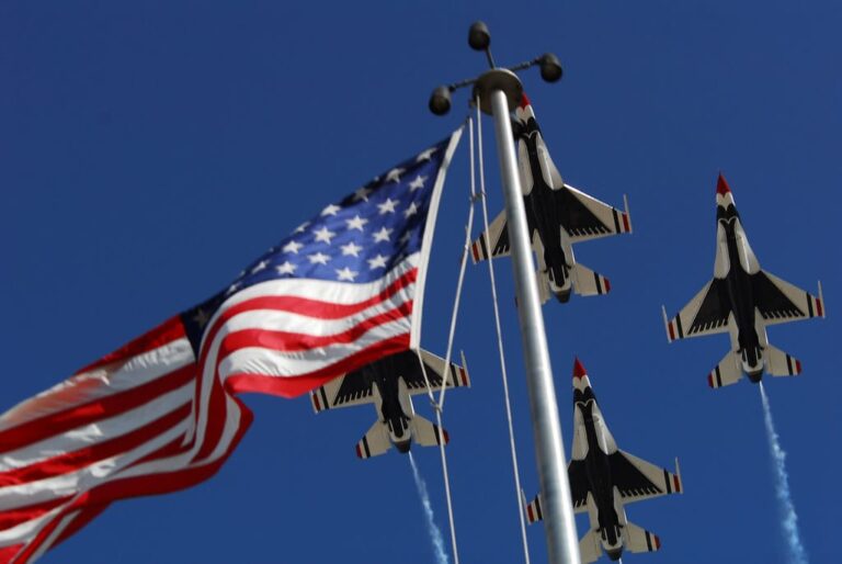 US Air Force Thunderbird Aerial Demonstration Team, F-16 Fighting Falcons