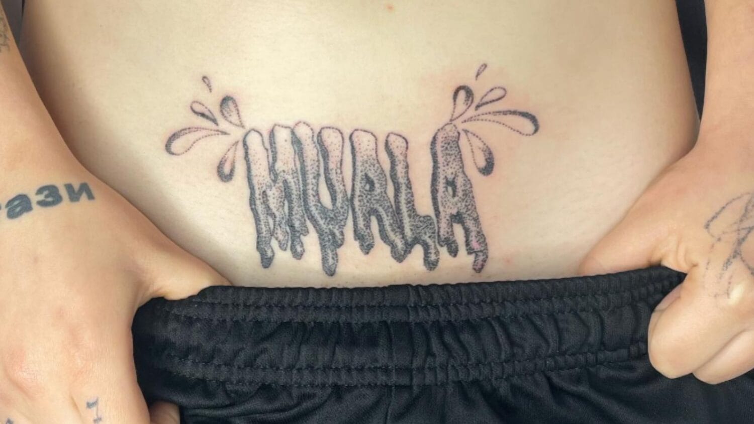 Fanka Książula z tatuażem „MUALA” na brzuchu. Blizny i usunięta relacja wzbudzają kontrowersje Tatauż MUALA