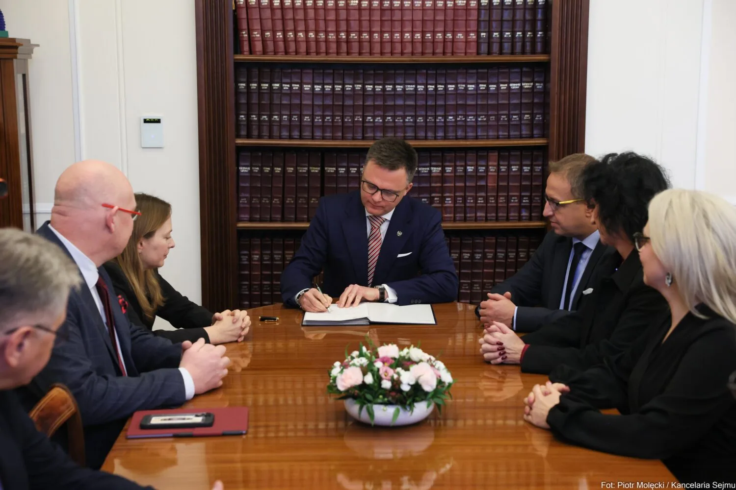 Marszałek Szymon Hołownia podpisuje rezygnacje