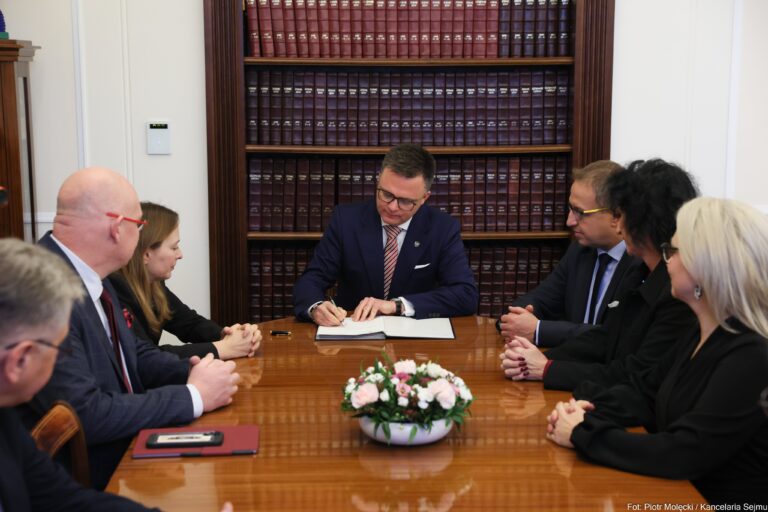 Marszałek Szymon Hołownia podpisuje rezygnacje