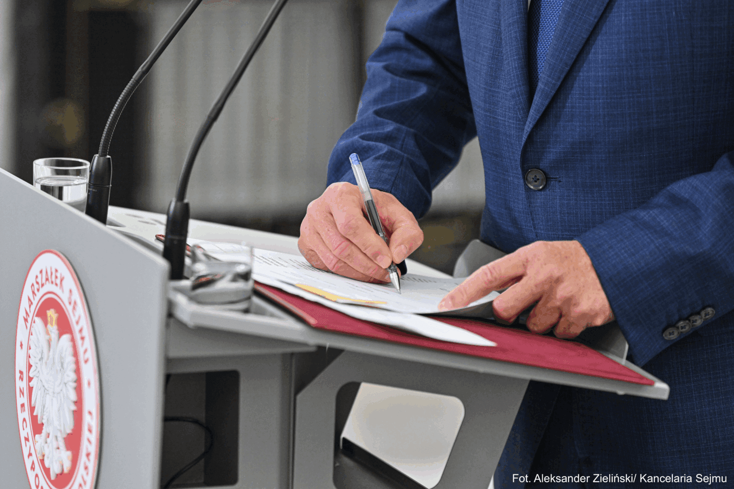 Marszałek podpisuje zarządzenie
