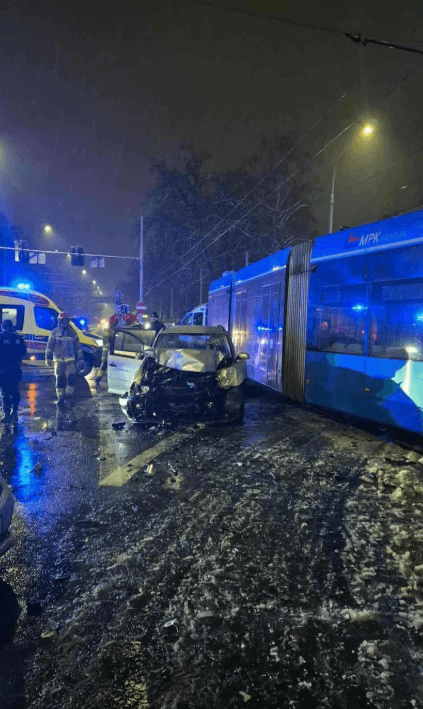 Nocny pościg ulicami Wrocławia. Auto rozbite o tramwaj, porwany mężczyzna z bagażnika nie przeżył​