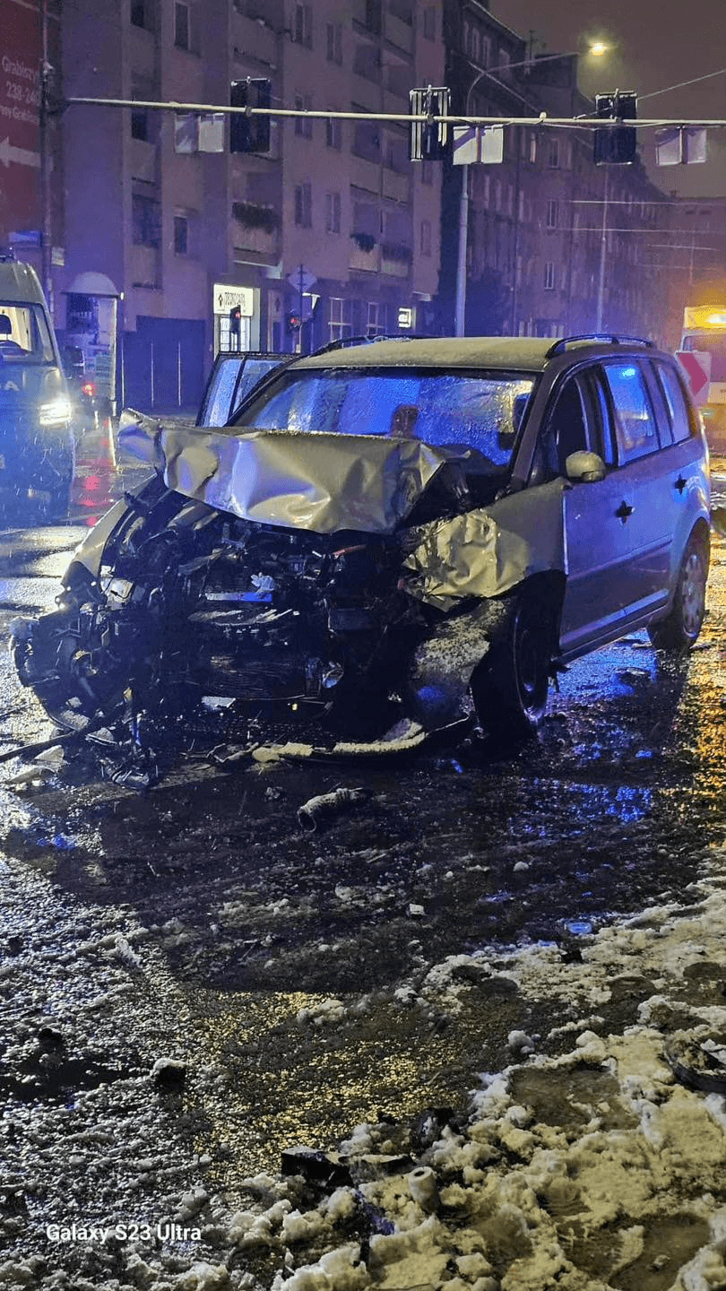 Nocny pościg ulicami Wrocławia. Auto rozbite o tramwaj, porwany mężczyzna z bagażnika nie przeżył​