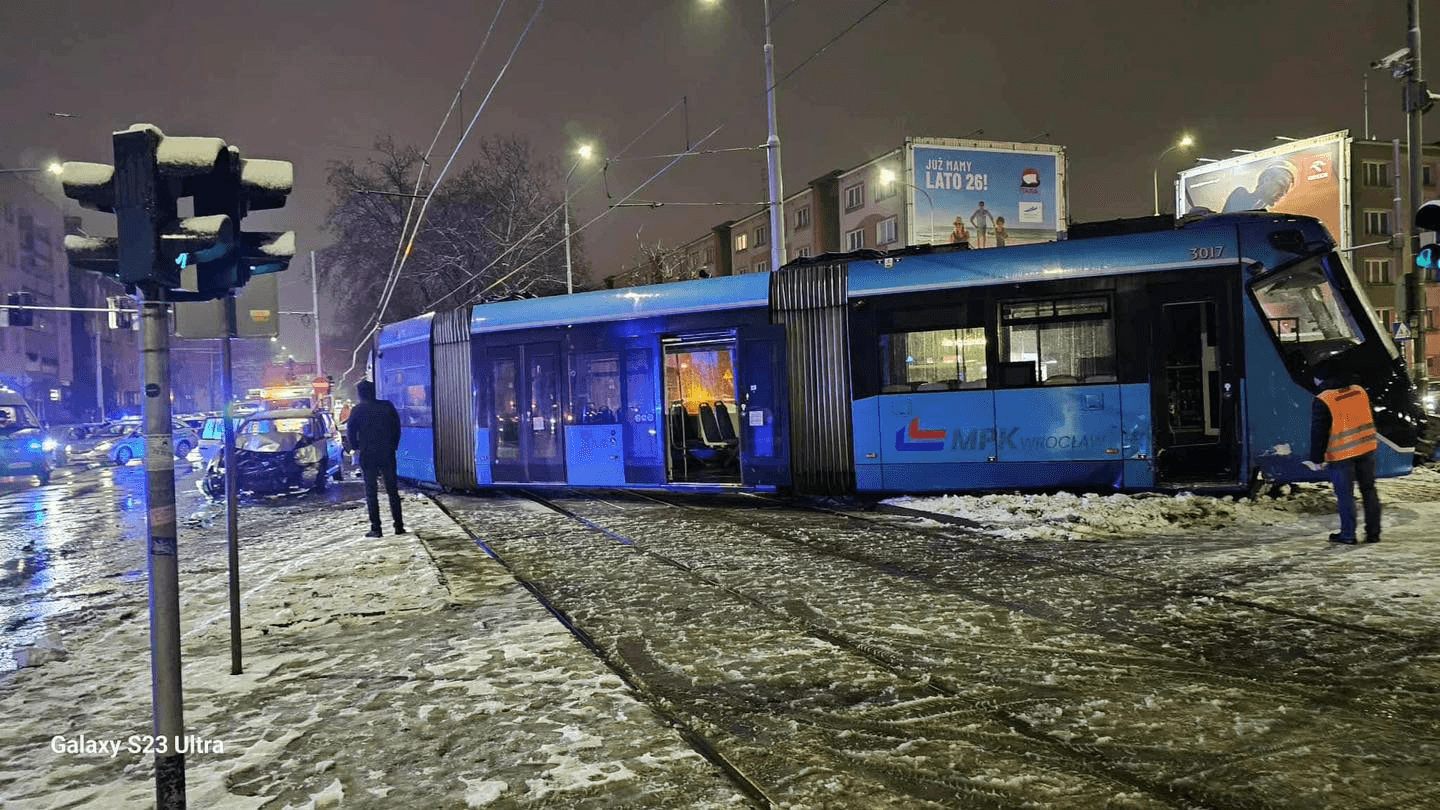 Nocny pościg ulicami Wrocławia. Auto rozbite o tramwaj, porwany mężczyzna z bagażnika nie przeżył​