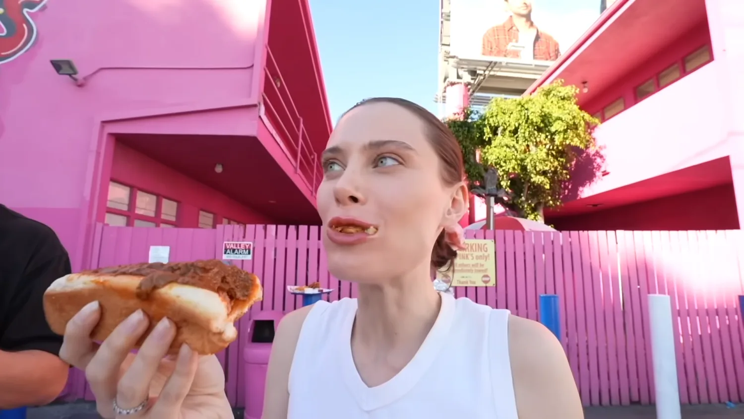 Emerytowana aktorka filmów dla dorosłych Lana Rhoades spełnia się jako matka i żałuje setek scen, które chciałaby wymazać z sieci