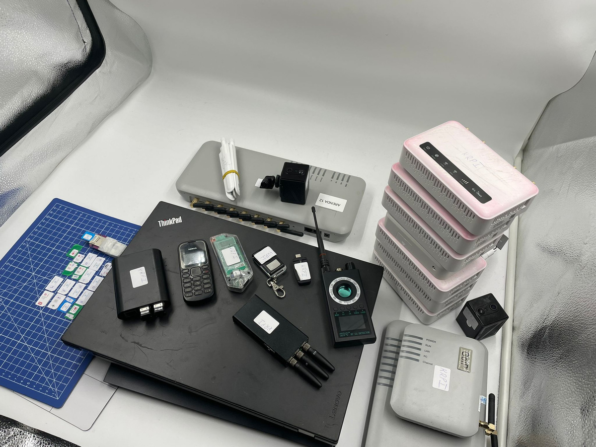 Hakerski arsenał w centrum Warszawy. Policja zatrzymała trzech obywateli Ukrainy [ZDJĘCIA]