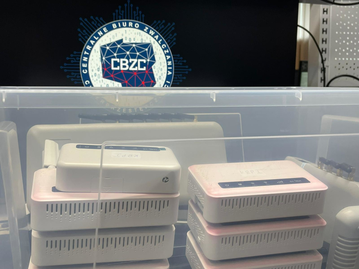 Hakerski arsenał w centrum Warszawy. Policja zatrzymała trzech obywateli Ukrainy [ZDJĘCIA]