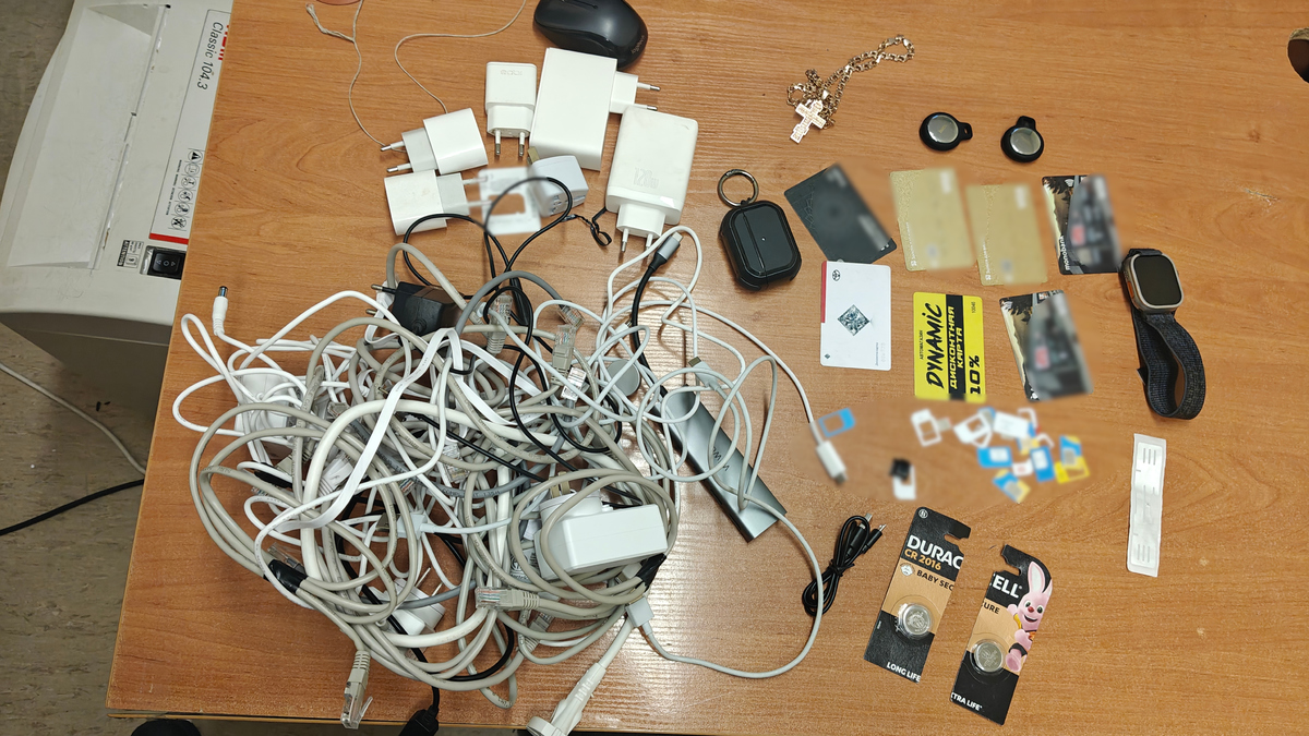 Hakerski arsenał w centrum Warszawy. Policja zatrzymała trzech obywateli Ukrainy [ZDJĘCIA]