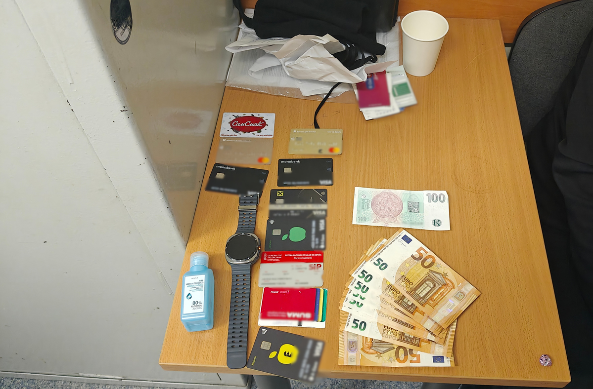 Hakerski arsenał w centrum Warszawy. Policja zatrzymała trzech obywateli Ukrainy [ZDJĘCIA]