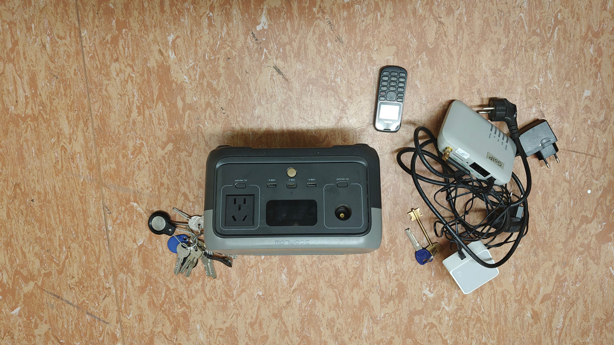 Hakerski arsenał w centrum Warszawy. Policja zatrzymała trzech obywateli Ukrainy [ZDJĘCIA]