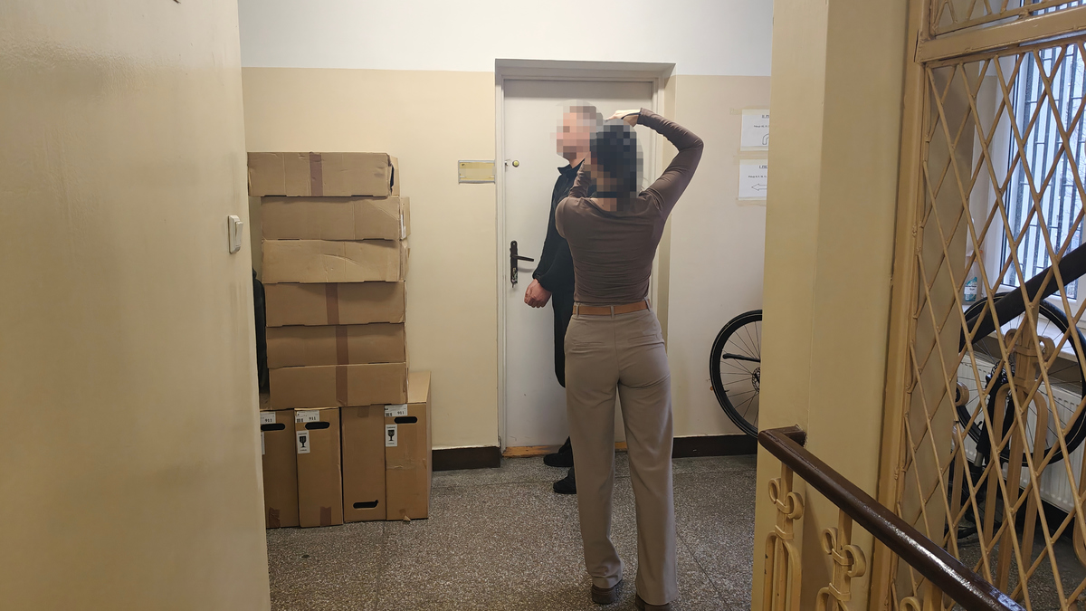 Hakerski arsenał w centrum Warszawy. Policja zatrzymała trzech obywateli Ukrainy [ZDJĘCIA]