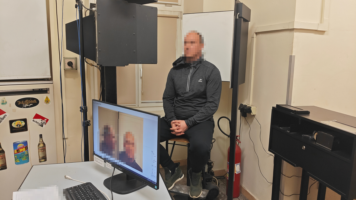 Hakerski arsenał w centrum Warszawy. Policja zatrzymała trzech obywateli Ukrainy [ZDJĘCIA]