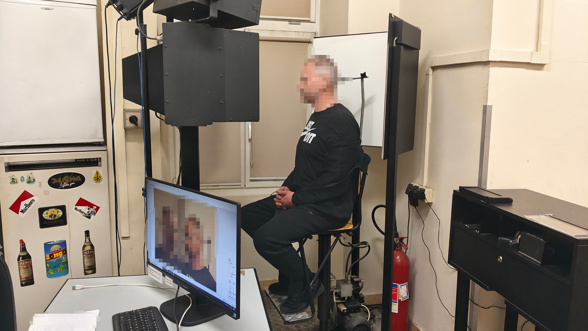 Hakerski arsenał w centrum Warszawy. Policja zatrzymała trzech obywateli Ukrainy [ZDJĘCIA]