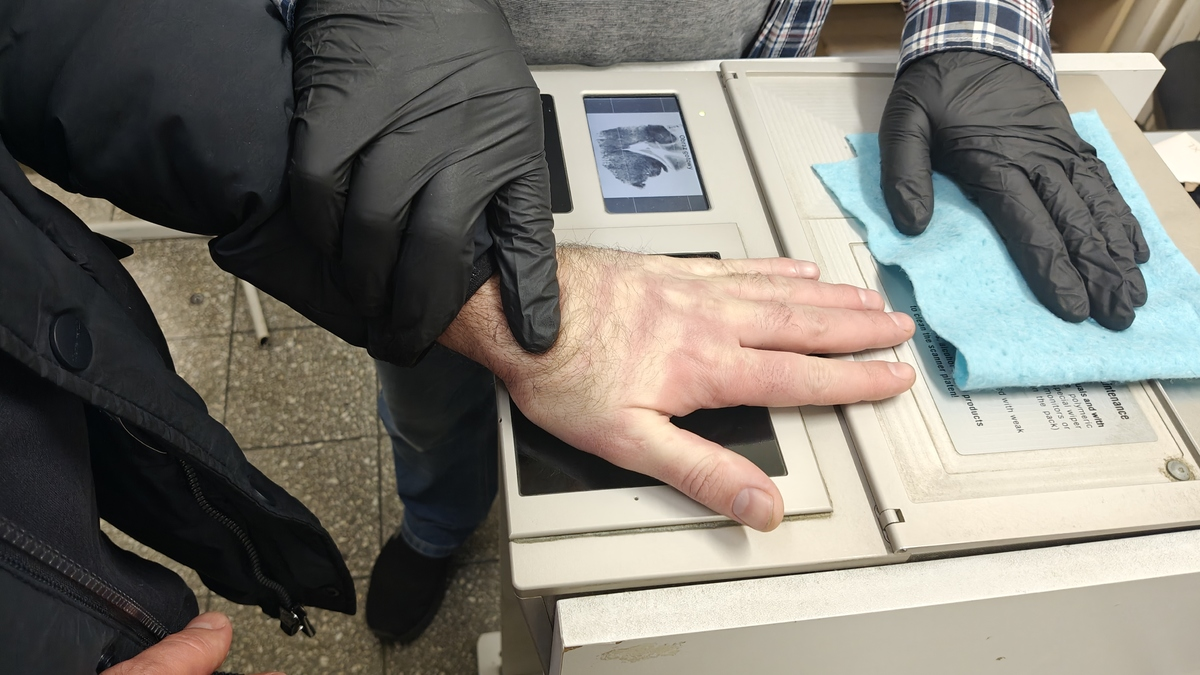 Hakerski arsenał w centrum Warszawy. Policja zatrzymała trzech obywateli Ukrainy [ZDJĘCIA]