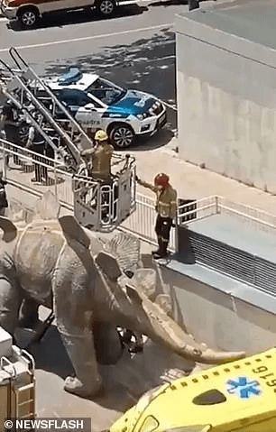 Pomnik dinozaura stał się śmiertelną pułapką. 39-latek utknął w nodze i zginął​