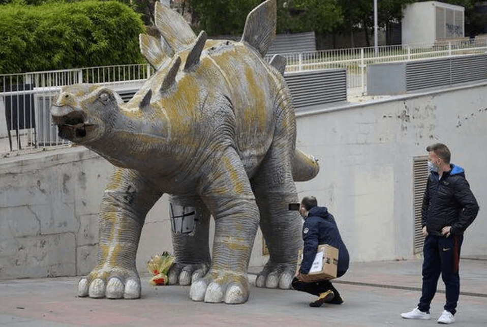 Pomnik dinozaura stał się śmiertelną pułapką. 39-latek utknął w nodze i zginął​
