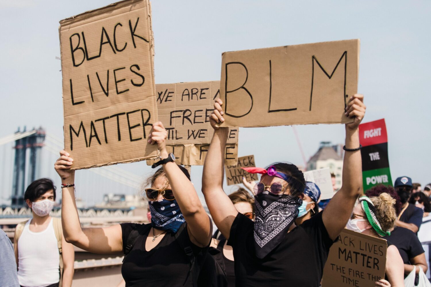 Dyrektor „Black Lives Matter” oskarżona o oszustwo i pranie pieniędzy Protestors holding signs at a Black Lives Matter demonstration advocating for justice and equality.
