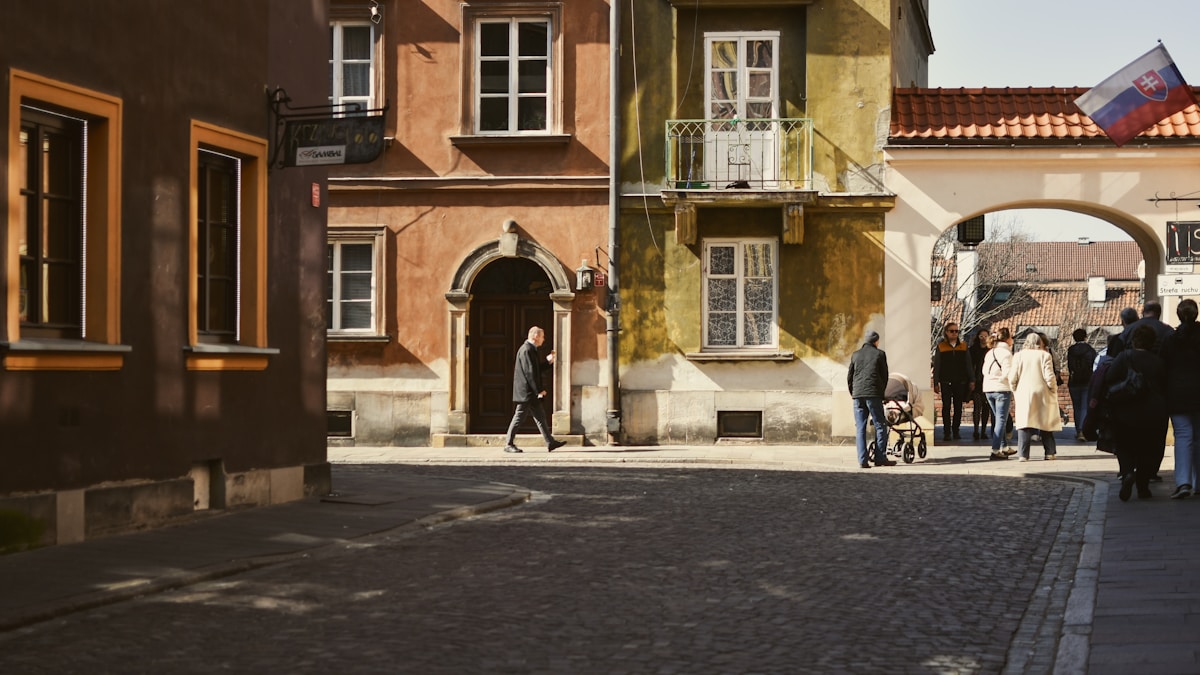 Warszawska Starówka, brukowana ulica - miejsce tajemniczej zbrodni 1989 roku