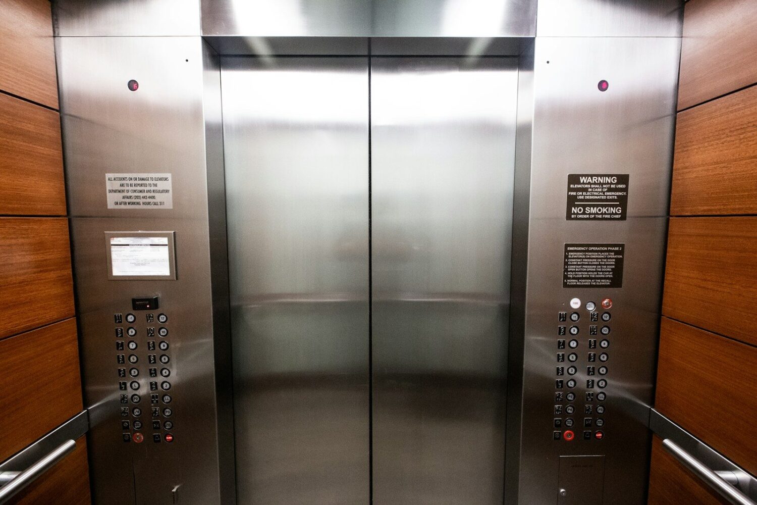 Tragedia w wieżowcu na Widzewie: ciało kobiety spłonęło w windzie! stainless steel elevator door with buttons