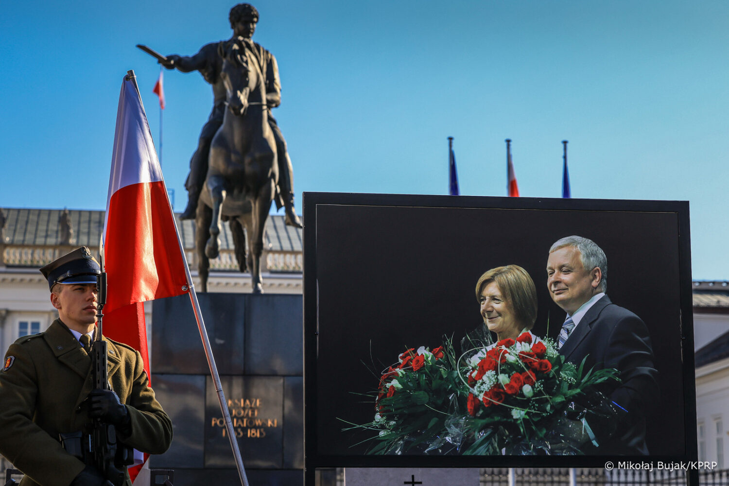 Pamiętamy. Prezydent Karol Nawrocki oddał hołd ofiarom katastrofy smoleńskiej w 16. rocznicę