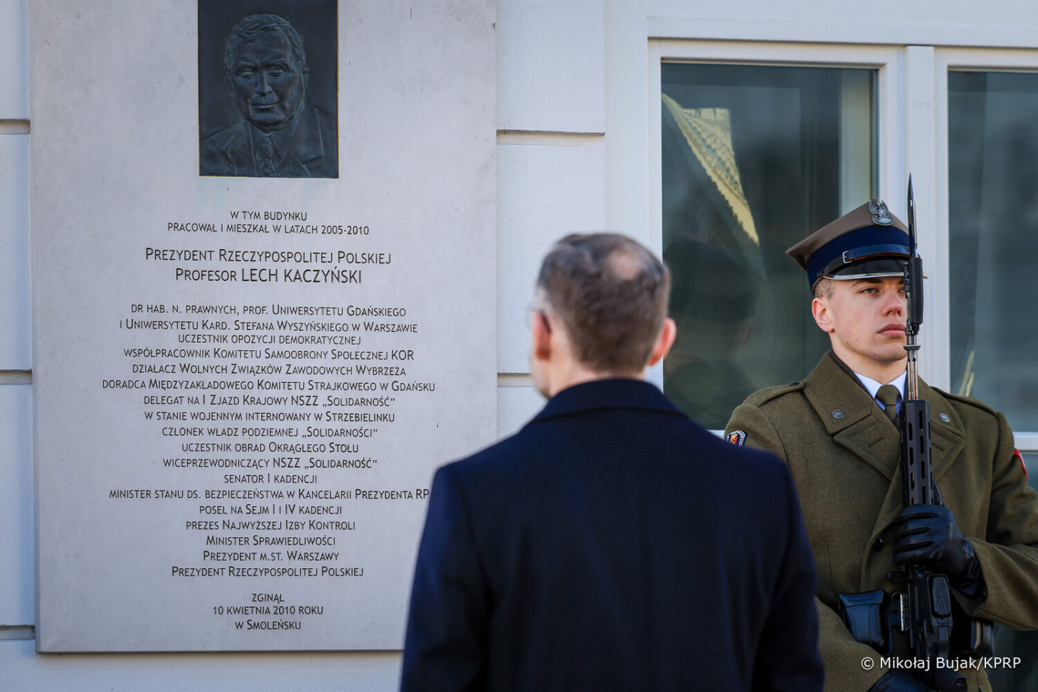 Pamiętamy. Prezydent Karol Nawrocki oddał hołd ofiarom katastrofy smoleńskiej w 16. rocznicę