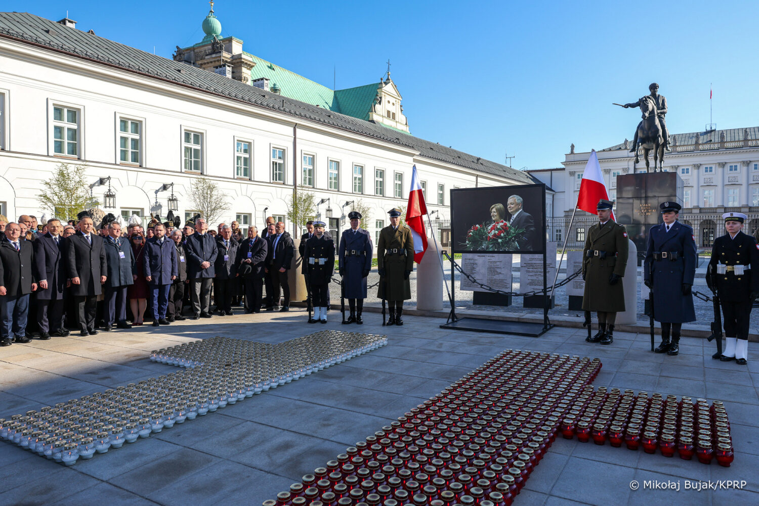 Pamiętamy. Prezydent Karol Nawrocki oddał hołd ofiarom katastrofy smoleńskiej w 16. rocznicę
