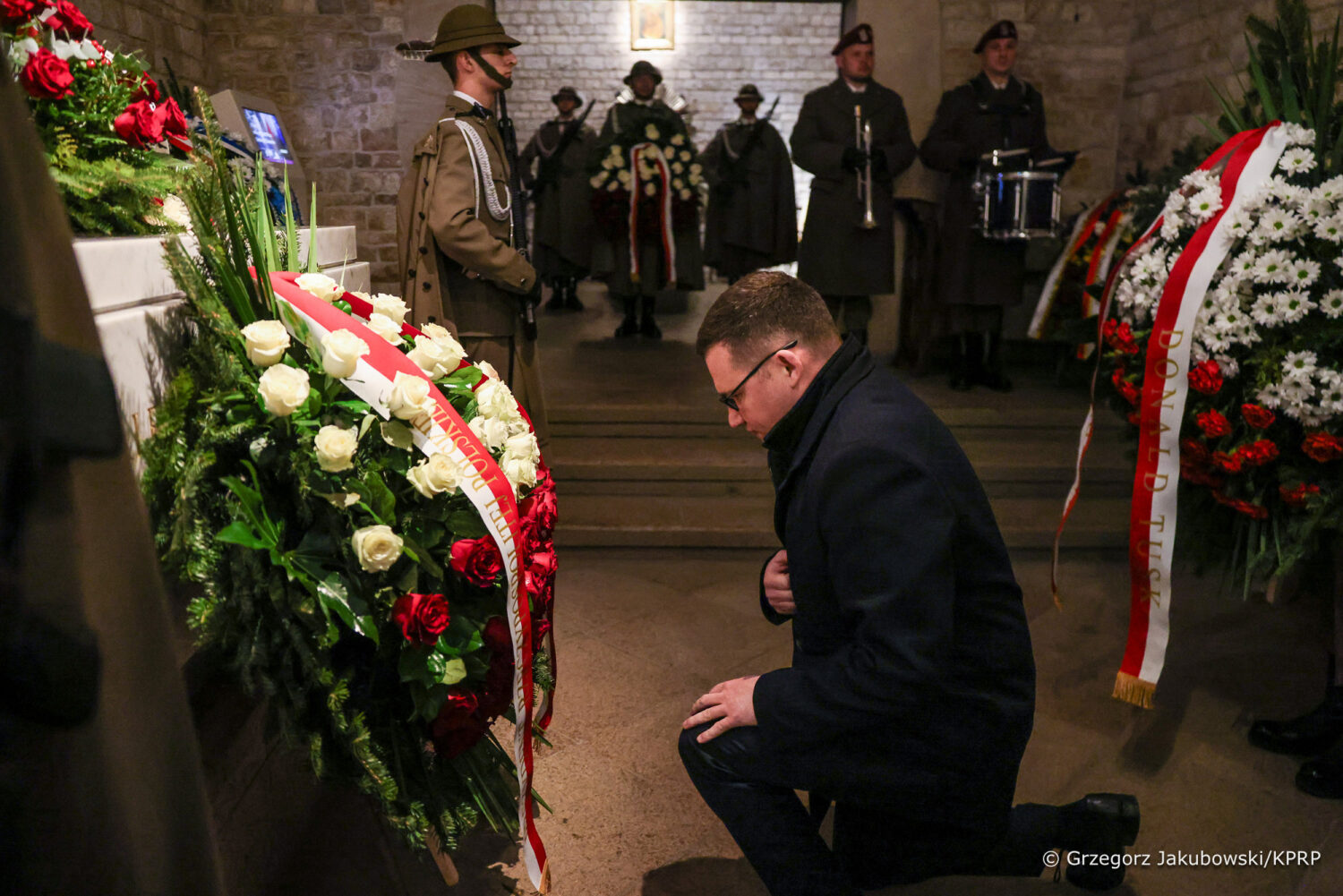 Pamiętamy. Prezydent Karol Nawrocki oddał hołd ofiarom katastrofy smoleńskiej w 16. rocznicę