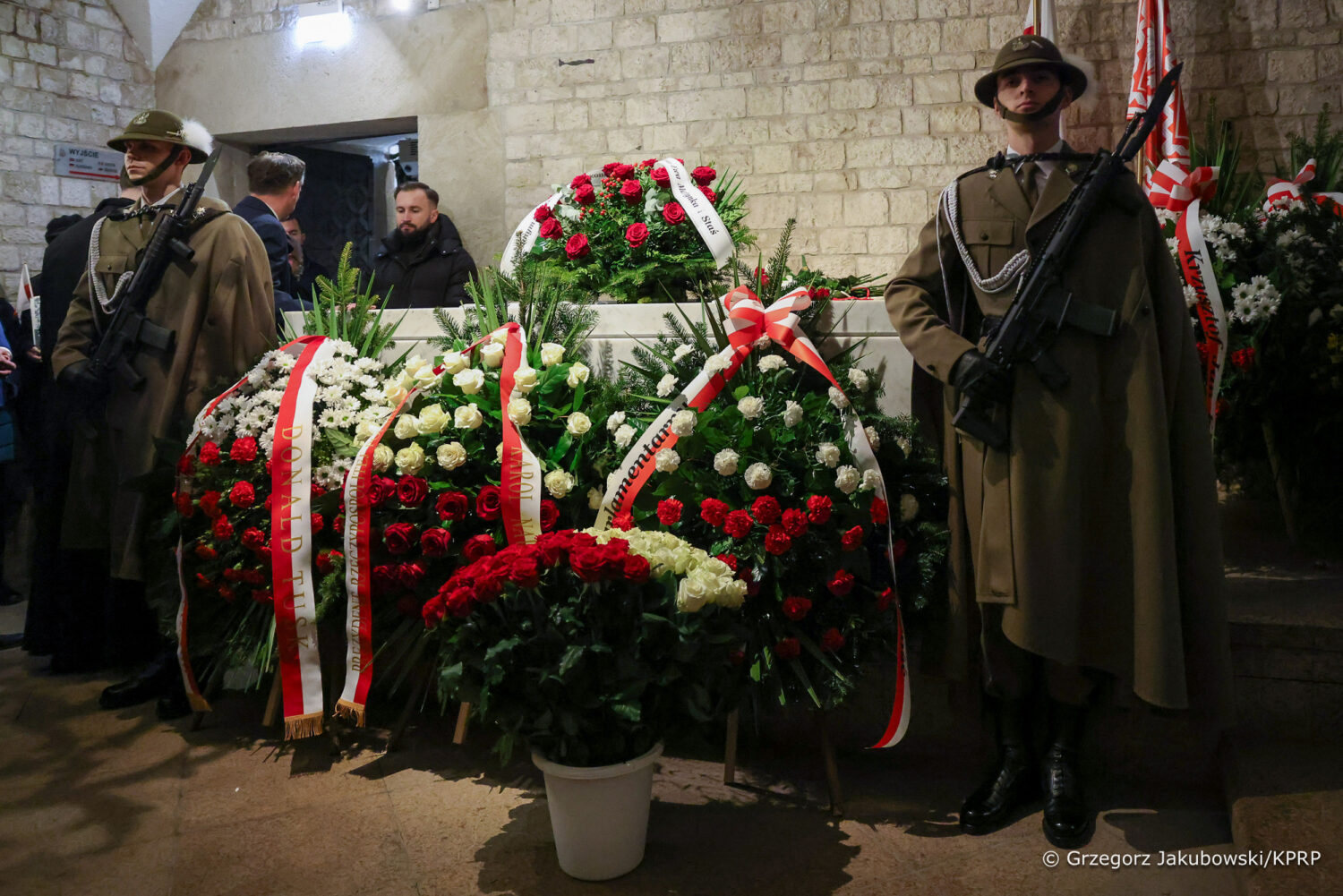 Pamiętamy. Prezydent Karol Nawrocki oddał hołd ofiarom katastrofy smoleńskiej w 16. rocznicę