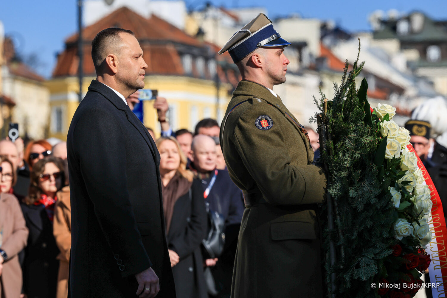 Pamiętamy. Prezydent Karol Nawrocki oddał hołd ofiarom katastrofy smoleńskiej w 16. rocznicę