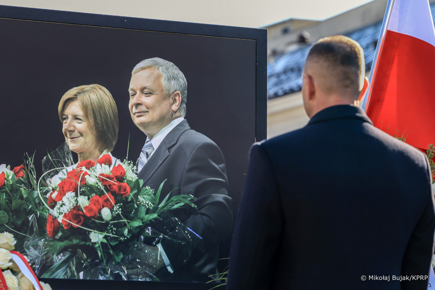 Pamiętamy. Prezydent Karol Nawrocki oddał hołd ofiarom katastrofy smoleńskiej w 16. rocznicę