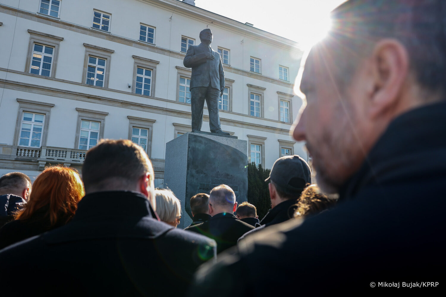 Pamiętamy. Prezydent Karol Nawrocki oddał hołd ofiarom katastrofy smoleńskiej w 16. rocznicę