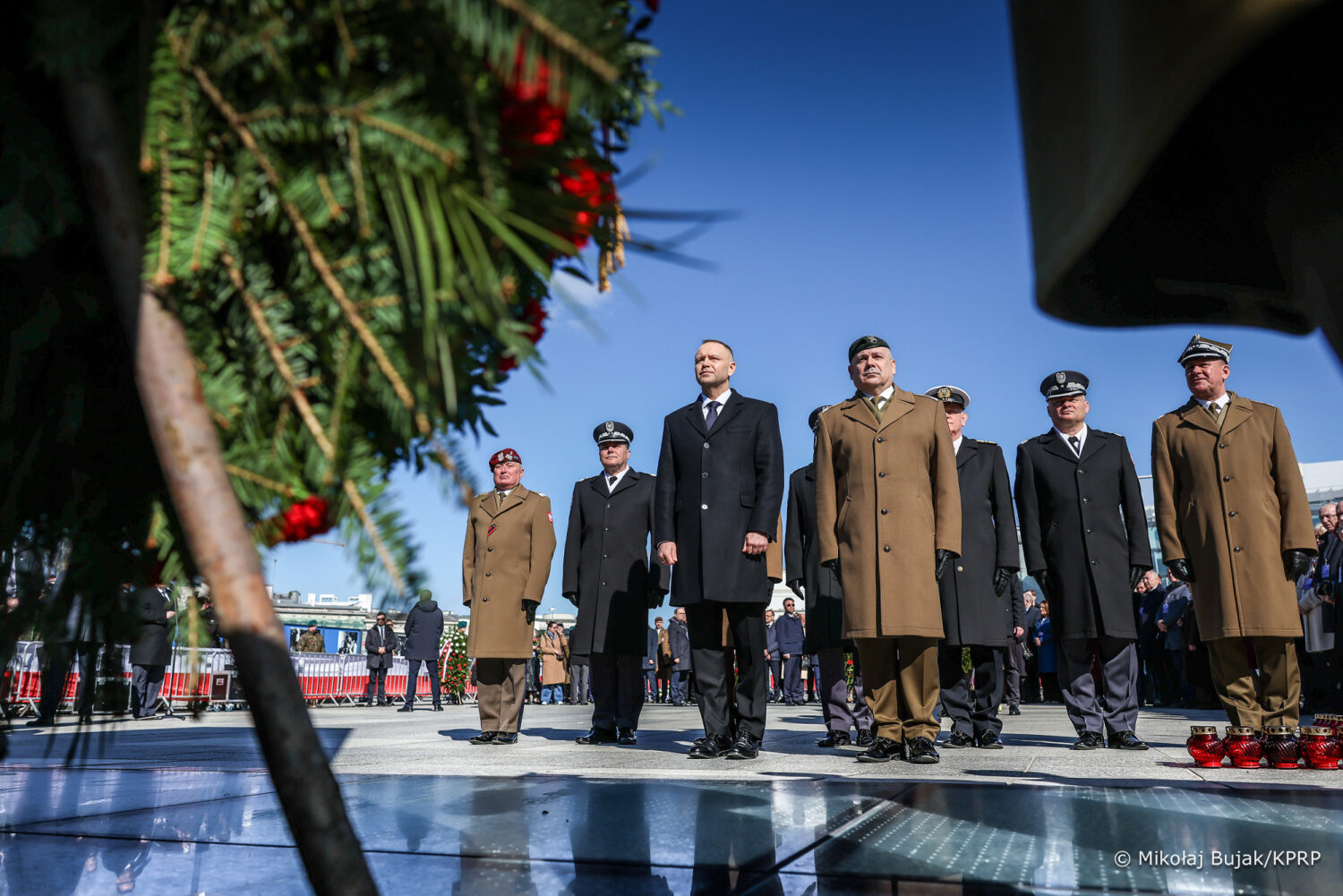 Pamiętamy. Prezydent Karol Nawrocki oddał hołd ofiarom katastrofy smoleńskiej w 16. rocznicę